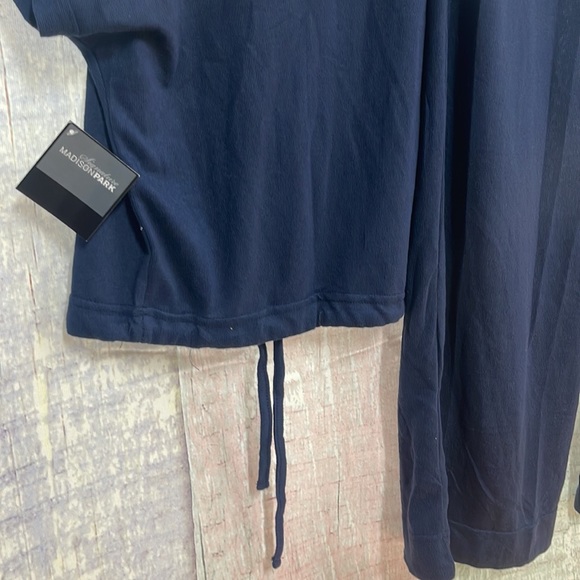 - Brand new with tags Woman’s Madison Park - Signature 2pc Lounge Set. Siz… - Picture 15 of 16